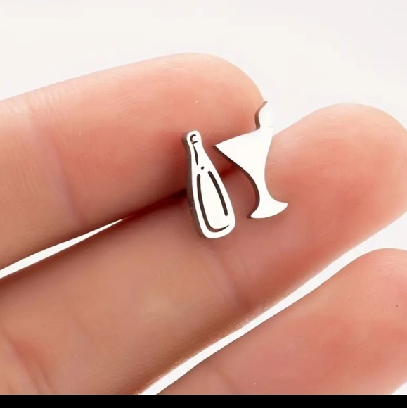 🍸🍸Super Cute Asymetrical Martini glass & Shaker earrings 🍸🍸 - Picture 2 of 11